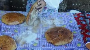 В иранской сельской местности готовят гигантский бургер.