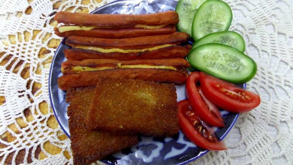 Жареные сосиски с сыром