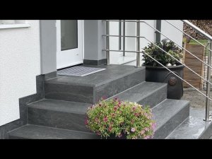НА ПОРОГЕ ВХОДА В ДОМ. ИНГА ХОСРОЕВА. ВЕДЬМИНА ИЗБА.