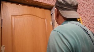 Собираем и монтируем  вторую дверь в прихожую