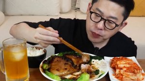 Кореец ест Донгпа с мясом. Мукбанг.