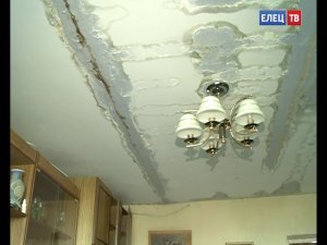 Когда крыша не спасает. В многоэтажном доме с потолка течет вода, а помочь некому