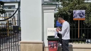 «Русский Бэнкси» вышел на протест-перформанс против московского филиала «Ельцин-центра».