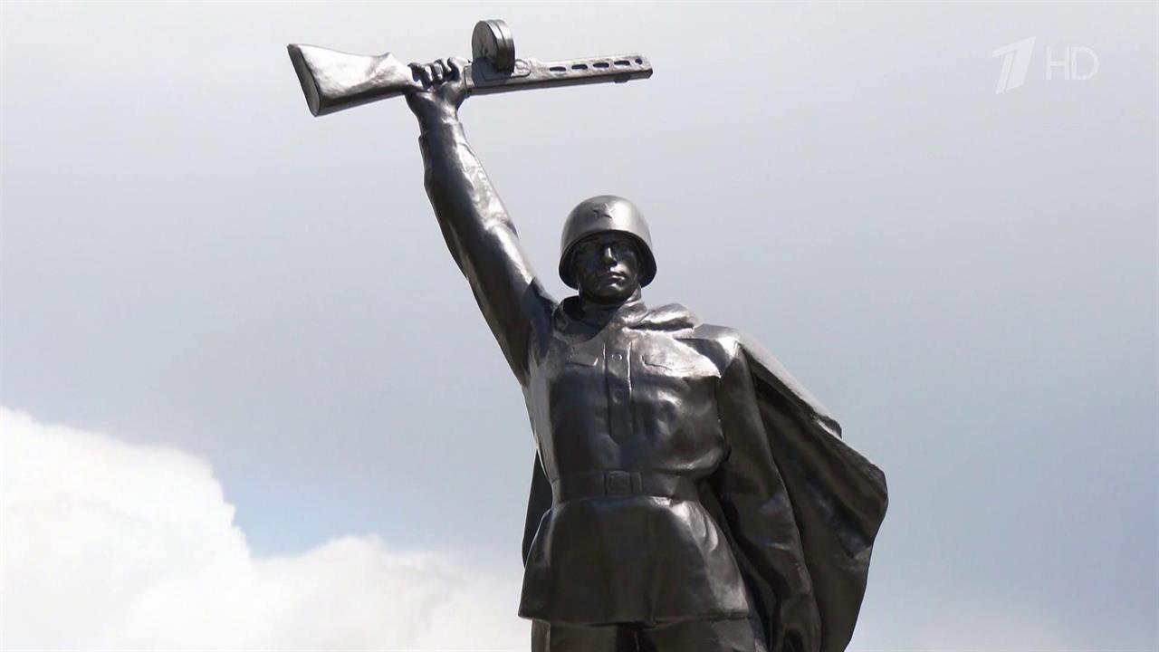 На территории Ногинского Спасательного центра МЧС открыт мемориальный комплекс Воину-освободителю. смотреть онлайн