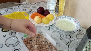 У Джульетты новиночки. Готовлю селёдку под шубой.