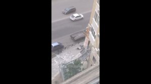 В Астрахани на мужчину упал балкон из за сильного ветра