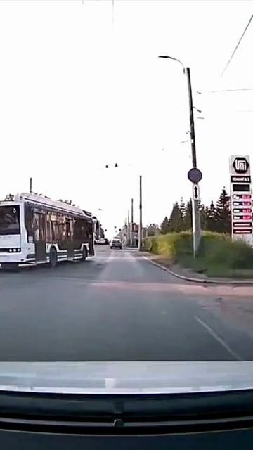 Автобус плавно жмет в Омске