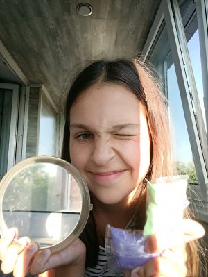 сделала из старого стекла в. великолепное стёклышко.🪞