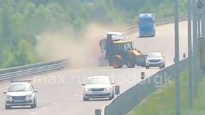 Водитель трактора нарушил правила дорожного движения и справоцировал ДТП с грузовиком