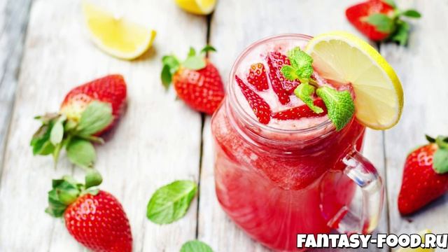 Компот из клубники с лимоном и мятой