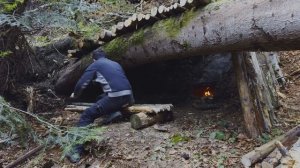 Строим уютное укрытие под упавшим деревом и готовим мясо по-французски на открытом огне.