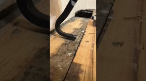 Извлечение заглубленных гвоздей из доски.