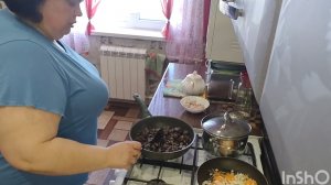 Наш лес/ Грибы/ Перебираем/ Я хорошо подумаю/ Готовлю жарёху/ Гуляем с мужем/