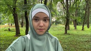 Показываю Библию и снимаю лилии. Терапия в парке.