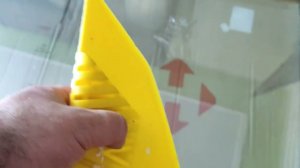 Делаю бронированное окно. Наклейка броне пленки на оконное стекло.