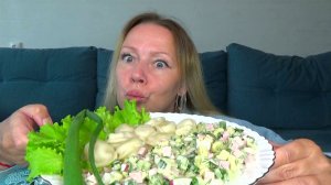 Мукбанг от Яновны пельмени с кетчупом, окрошка без кваса, зелень. Еда вкуснота.