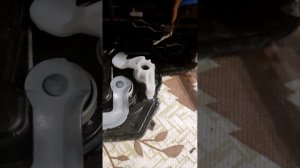 Ремонт замка водительской двери Лада Xray, выработка на толкателе концевика, Рено Логан, Сандеро.