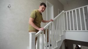 Закрытая П-образная лестница белого цвета, балясины, перила из дерева. Ясень.