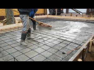 Как залить плиту на выгребной яме, штукатурим фасад дома, накидываем шубу. (Серия №26)