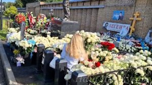 Цветы от поклонников с вечера Памяти Юрия Шатунова достовлены и возложены у Юрочки 🙏❤️😪 #шатунов #