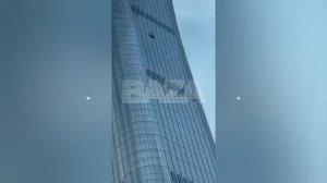 Самолёт врезался в самый высокий небоскрёб Пекина.

Горящие обломки воздушного судна рухнули возле