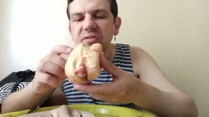Мукбанг на хот дог