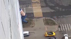 В Москве мужчина чуть не выпал из окна дома, пытаясь сделать селфи