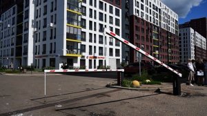 Два шлагбаума с разницей в метр установили жители соседних домов в Брагине