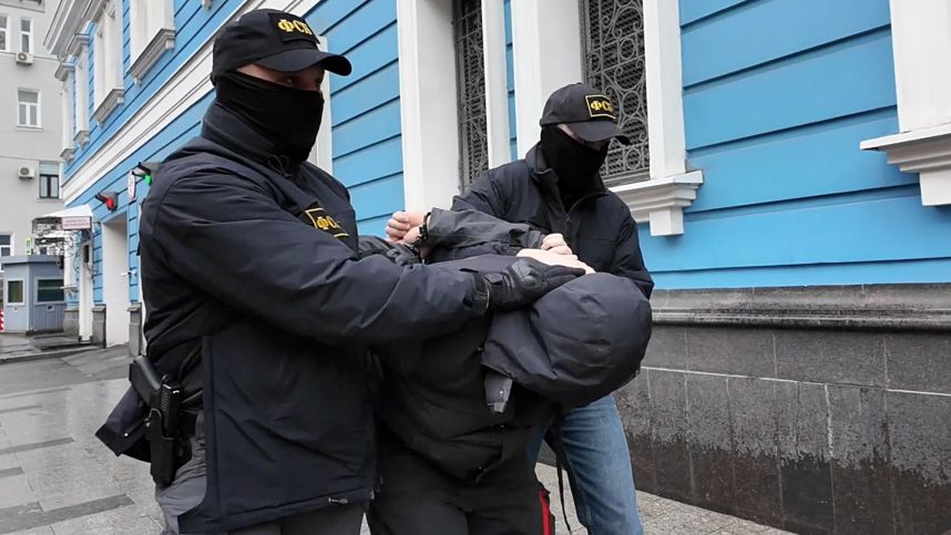 «Внушаемые и нелогичные»: как украинские кураторы вербуют подростков для терактов смотреть онлайн