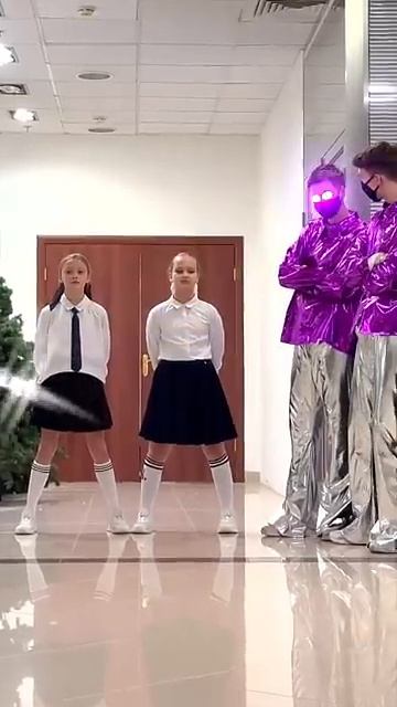 Шаффл Баттл Girls VS Boys WHO WIN ? NEON BATTLE смотреть онлайн