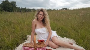 Лето, жара, красивая деревенская блондинка на природе смотреть видео онлайн