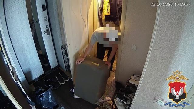 Полицейские Ижевска задержали двух молодых людей,похитивших сейф с 4 млн рублей по наводке аферистов смотреть онлайн