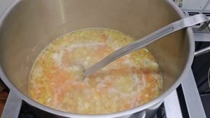 Куриный суп с зелёным горошком.