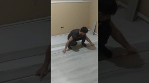Укладка ламината в  одиночку .