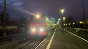 Тепловоз ТЭП70БС-354 с пасс.поездом на Витебском вокзале, апрель 2022 года