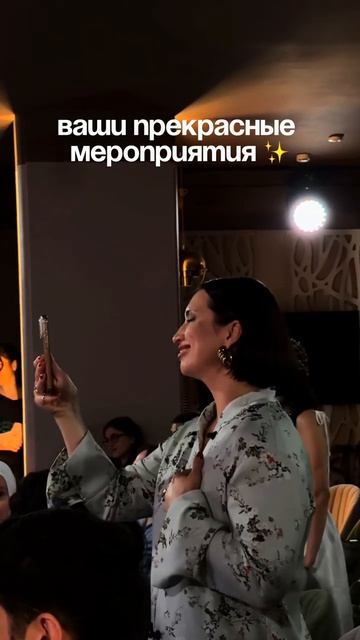 А за дверьми-то?! За дверьми-то что творится?!