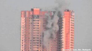 ЛУГАНСК МОМЕНТ ПОПАДАНИЯ АРТСНАРЯДОМ В ВЕРХНИЙ ЭТАЖ МНОГОЭТАЖКИ! Украина новости сегодня