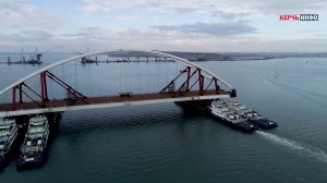 Арка Керченского моста подходит к фарватеру. Съемка с квадрокоптера