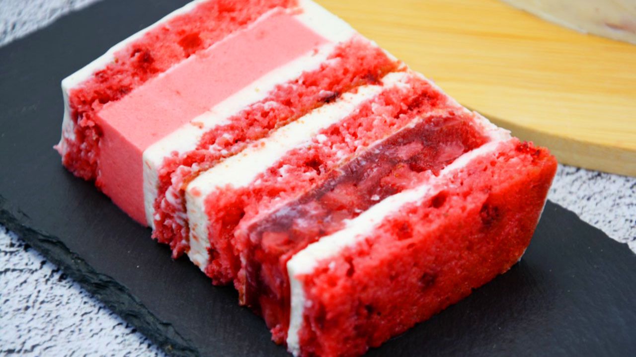 🍓 ТОРТ «КЛУБНИЧНЫЙ МИКС» 😍 НЕЖНЕЕ НЕ ПРИДУМАЕШЬ! Шифоновый бисквит + конфи + мусс ✨ смотреть онлайн