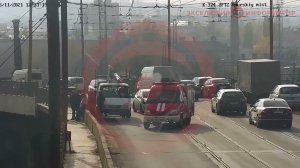 В Днепре женщина пыталась спрыгнуть с Амурского моста: видео момента