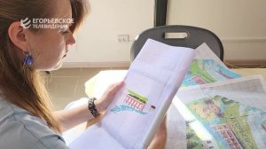 Егорьевская мастерица трудится над созданием егорьевского фрагмента.