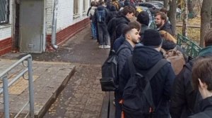 Город Химки, Московская область - очередь в военкомат в 6 утра. Сравните с ситуацией на Украине.