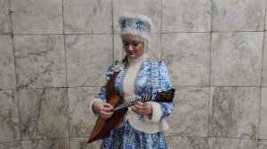 Эдуард Хиль - Зима - Потолок ледяной дверь скрипучая - А балалаечнице Антонине Синициной всё нипочём