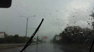 Сильный дождь, ливень по дороге. Звук дождя по машине.