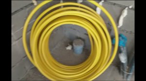 Прокладка газовой трубы в штробе под фартуком кухни