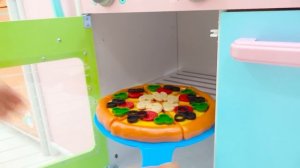 Дети учатся готовить пиццу и помогать друг другу