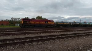 Тепловоз GE C36-7i-1557 отправляется со станции Нарва