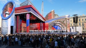 Подростки из Мариуполя станцевали на празднике выпускников «Алые паруса — 2026»