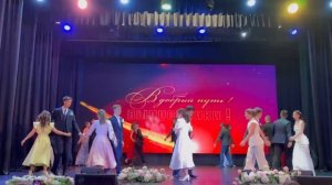 Чыгарылыш кичәсеннән вальс биюе😍