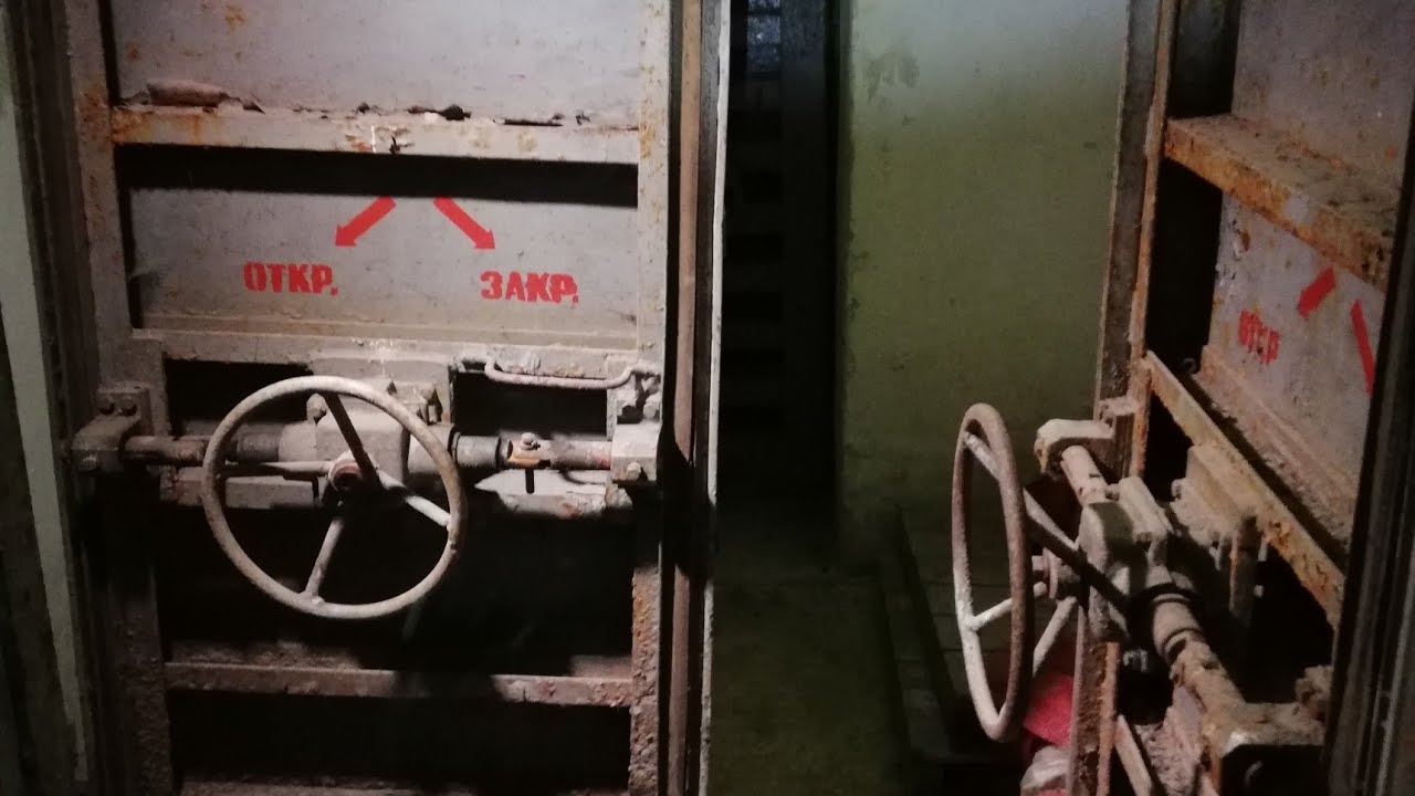 По тоннелю в бомбоубежище гражданской обороны